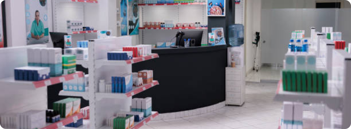 muestra la estantería de una farmacia