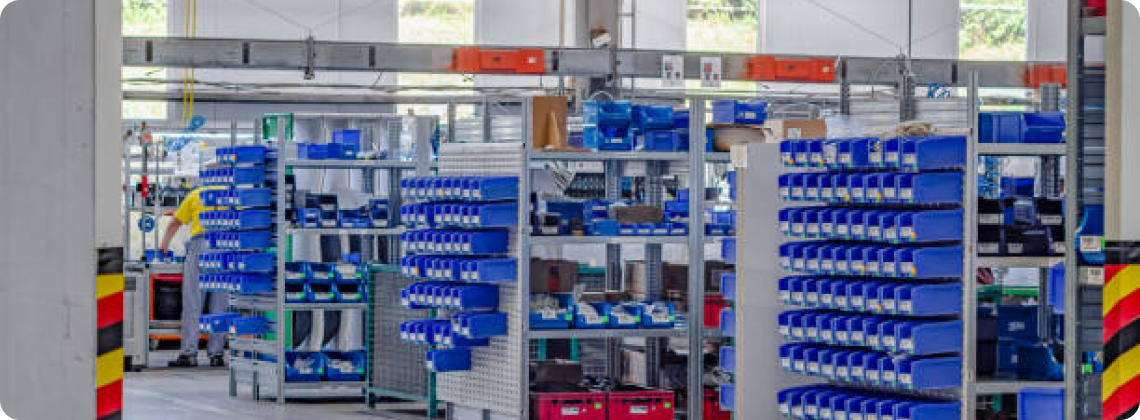 mostra uma prateleira de loja